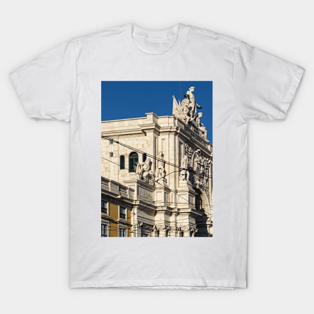 Rua Augusta Arch - Side View © T-Shirt by PrinceJohn